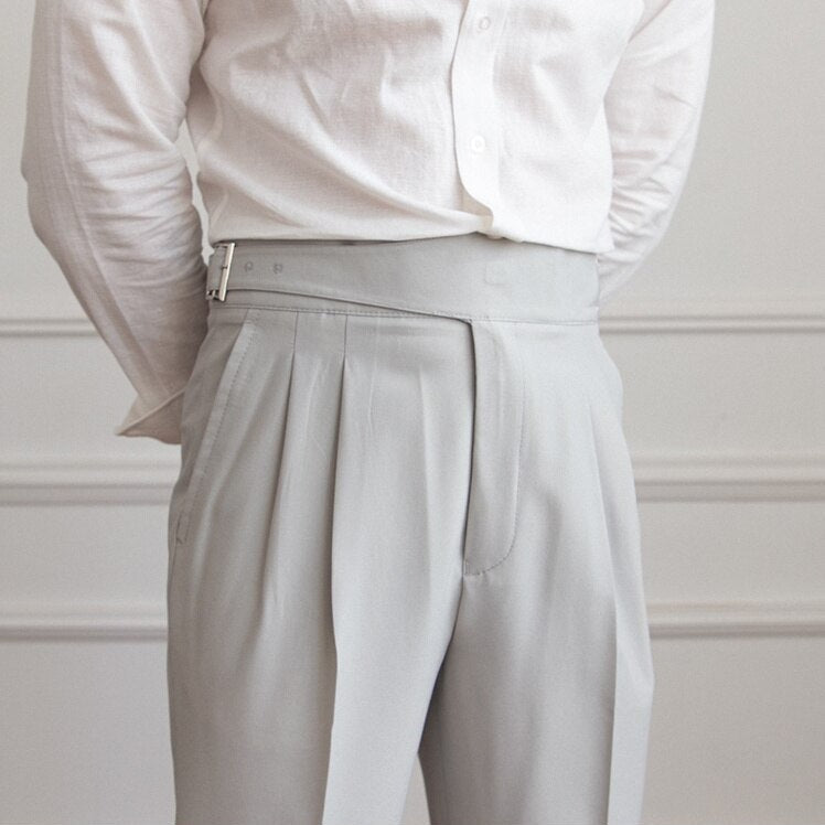 "Pantalon homme élégant avec boucle raffinée et coupe moderne, idéal pour style sophistiqué et occasions semi-formelles."