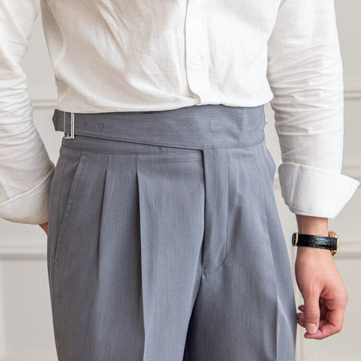 "Pantalon homme élégant avec boucle raffinée et coupe moderne, idéal pour style sophistiqué et occasions semi-formelles."