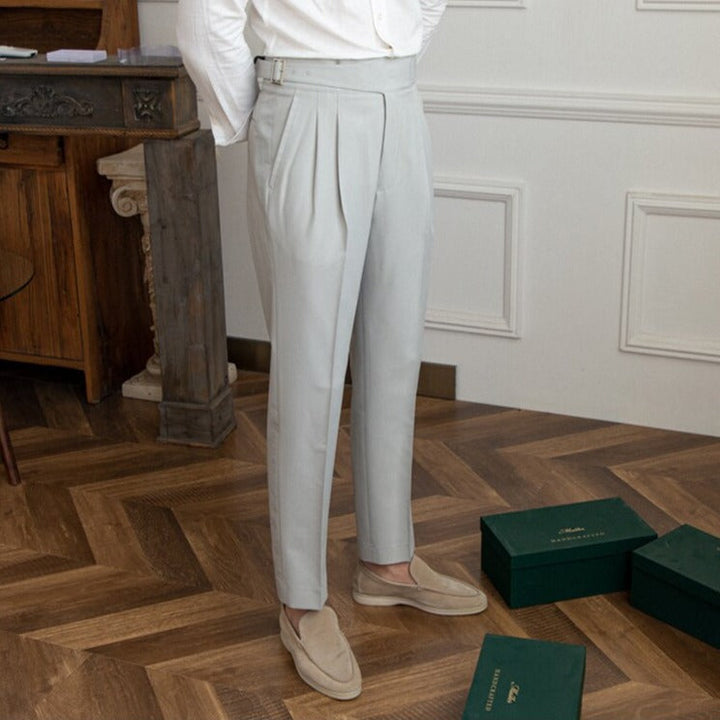 "Pantalon homme élégant avec boucle raffinée et coupe moderne, idéal pour style sophistiqué et occasions semi-formelles."