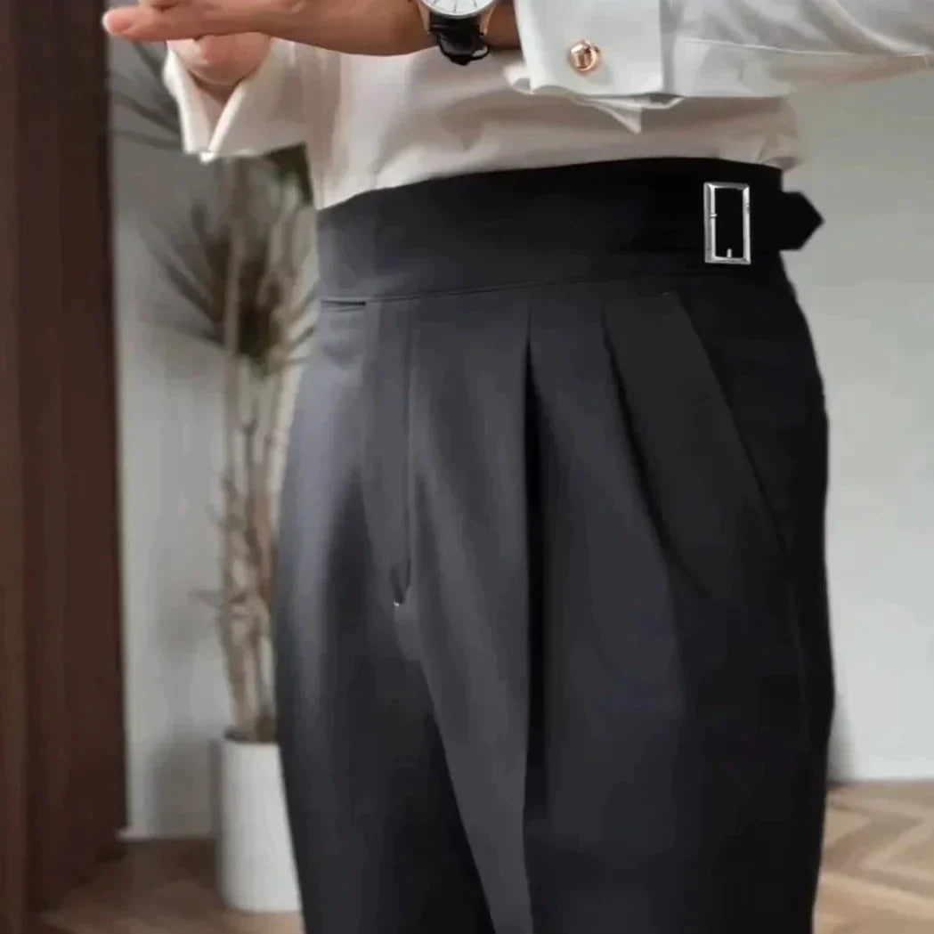 "Pantalon homme élégant avec boucle raffinée et coupe moderne, idéal pour style sophistiqué et occasions semi-formelles."