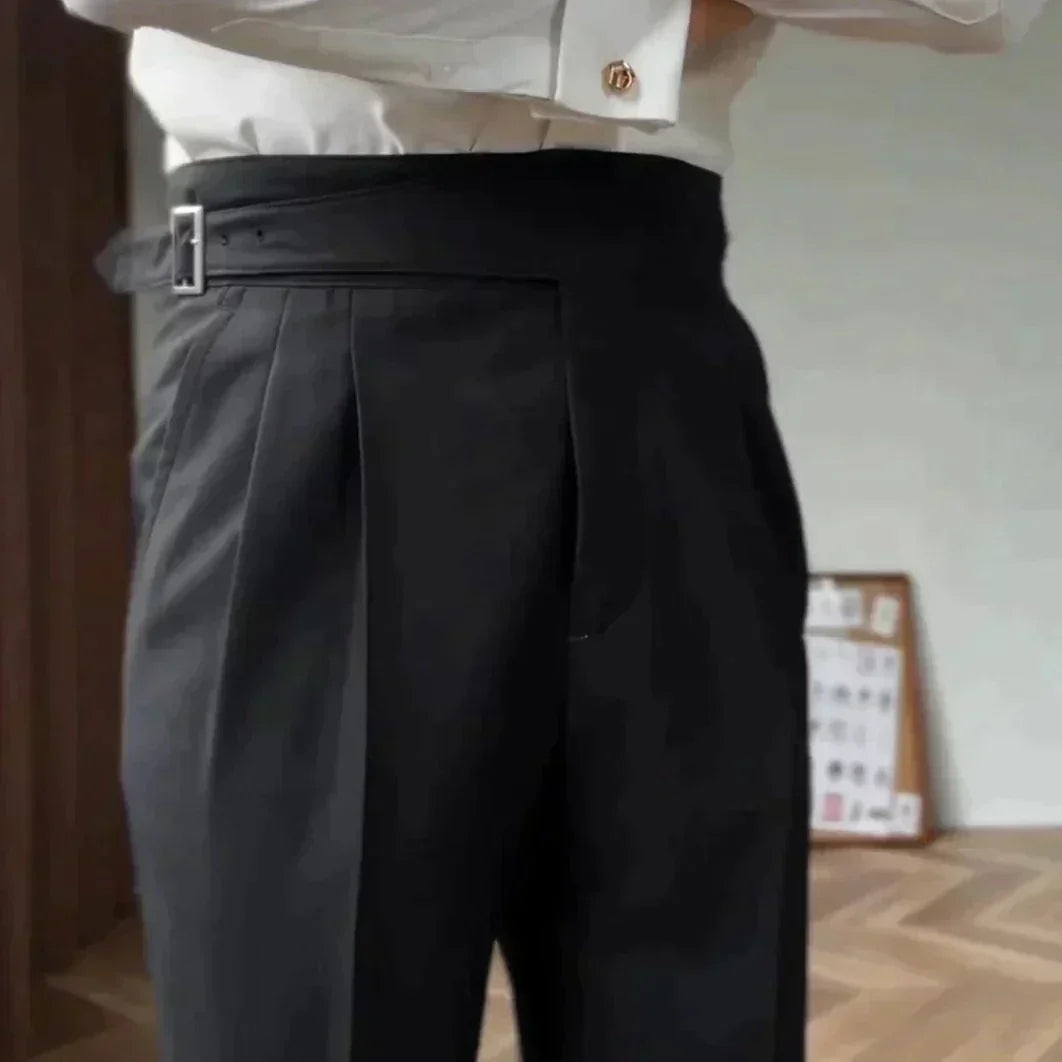 "Pantalon homme élégant avec boucle raffinée et coupe moderne, idéal pour style sophistiqué et occasions semi-formelles."