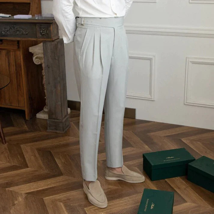 "Pantalon homme élégant avec boucles classiques, couleur bleu marine, vue frontale, style intemporel et sophistiqué."