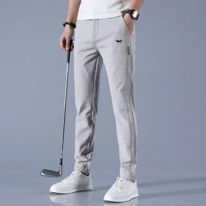 Pantalon homme élégant et confortable en tissu stretch gris, idéal pour le golf et sorties, coupe ergonomique.