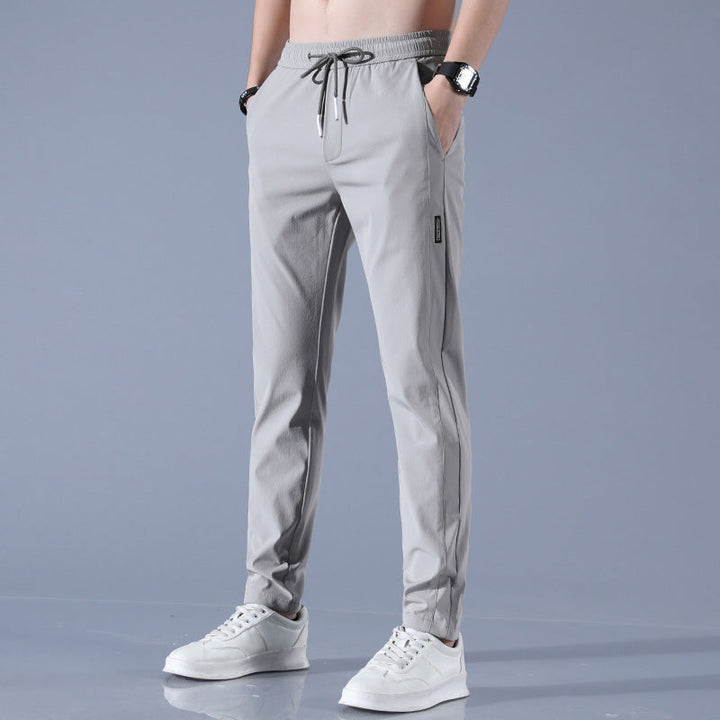 Pantalon homme élégant et confortable en tissu stretch gris, idéal pour le golf et sorties, coupe ergonomique.