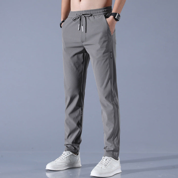 Pantalon homme élégant et confortable en tissu stretch gris, idéal pour le golf et sorties, coupe ergonomique.