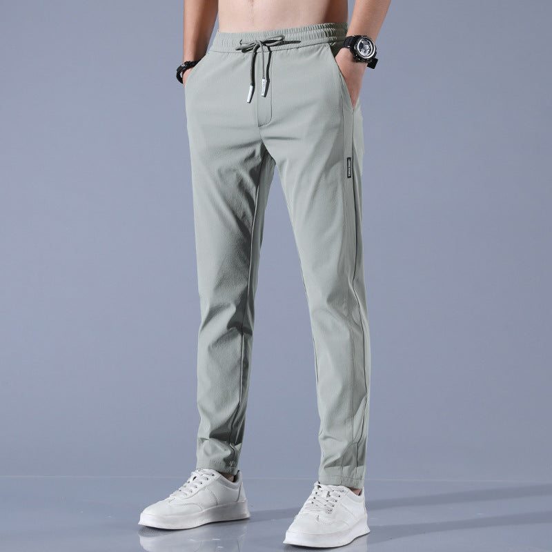 Pantalon homme élégant et confortable en tissu stretch gris, idéal pour le golf et sorties, coupe ergonomique.