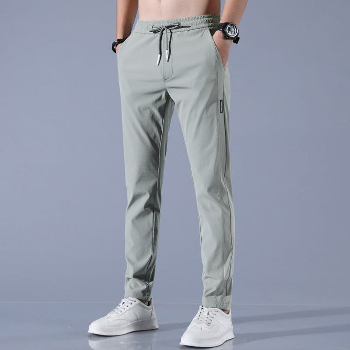Pantalon homme élégant et confortable en tissu stretch gris, idéal pour le golf et sorties, coupe ergonomique.