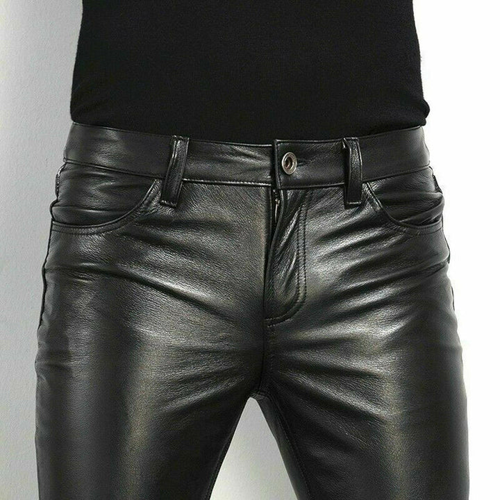 Pantalon slim en cuir noir pour homme, coupe ajustée et élégante, idéal pour un style urbain sophistiqué et polyvalent.