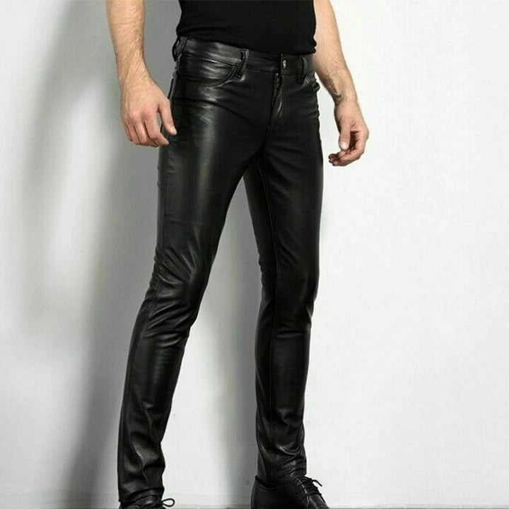 Pantalon slim en cuir noir pour homme, coupe ajustée et élégante, idéal pour un style urbain sophistiqué et polyvalent.