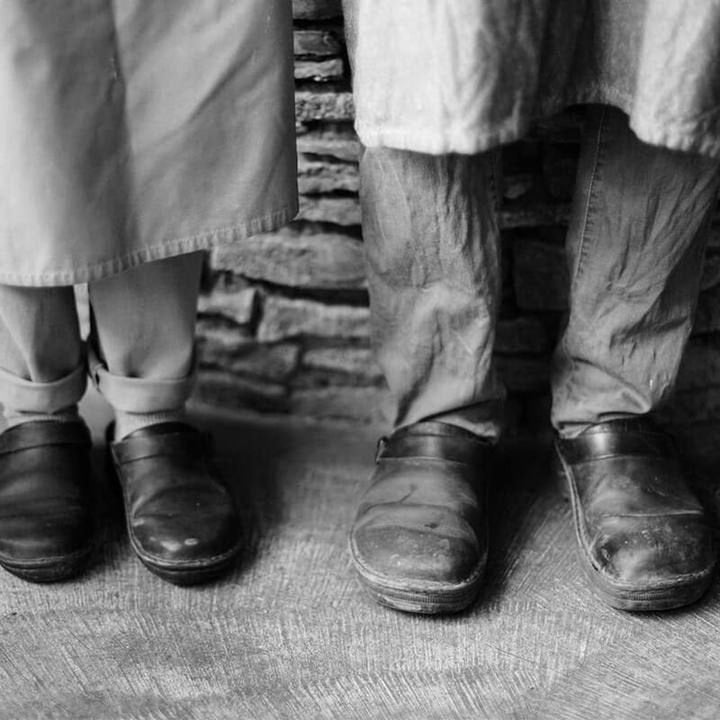 "Pantoufles en cuir pour hommes, confort orthopédique, élégantes et durables, semelles ergonomiques amovibles."