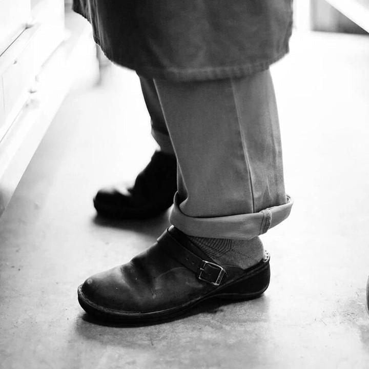 "Pantoufles en cuir pour hommes, confort orthopédique, élégantes et durables, semelles ergonomiques amovibles."