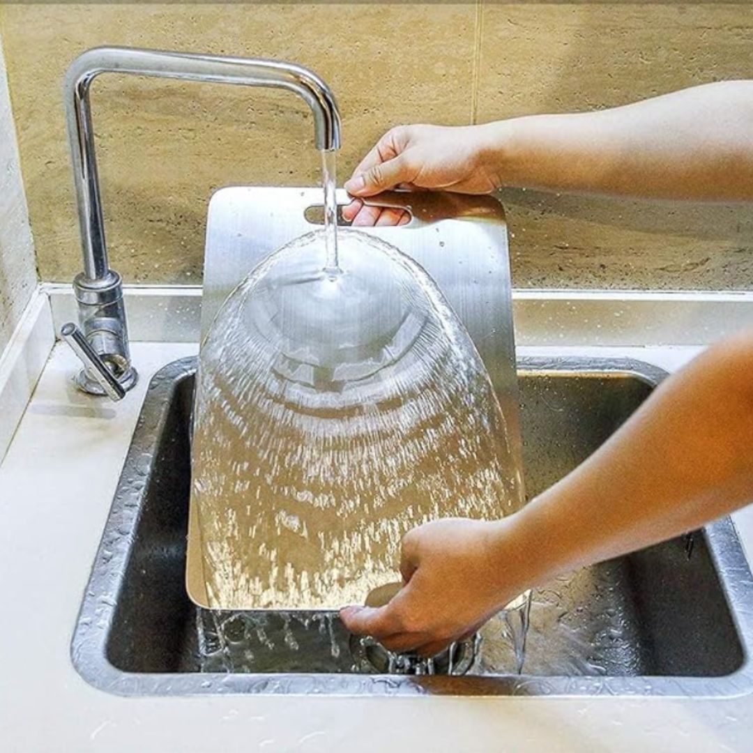 "Planche à découper en titane robuste, surface élégante et hygiénique pour cuisine moderne, anti-odeur et durable."