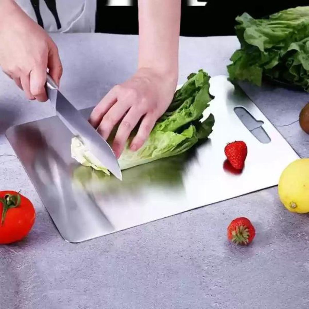 "Planche à découper en titane robuste, surface élégante et hygiénique pour cuisine moderne, anti-odeur et durable."