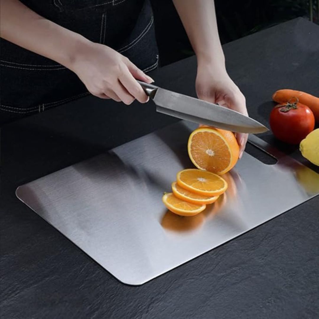 "Planche à découper en titane robuste, surface élégante et hygiénique pour cuisine moderne, anti-odeur et durable."