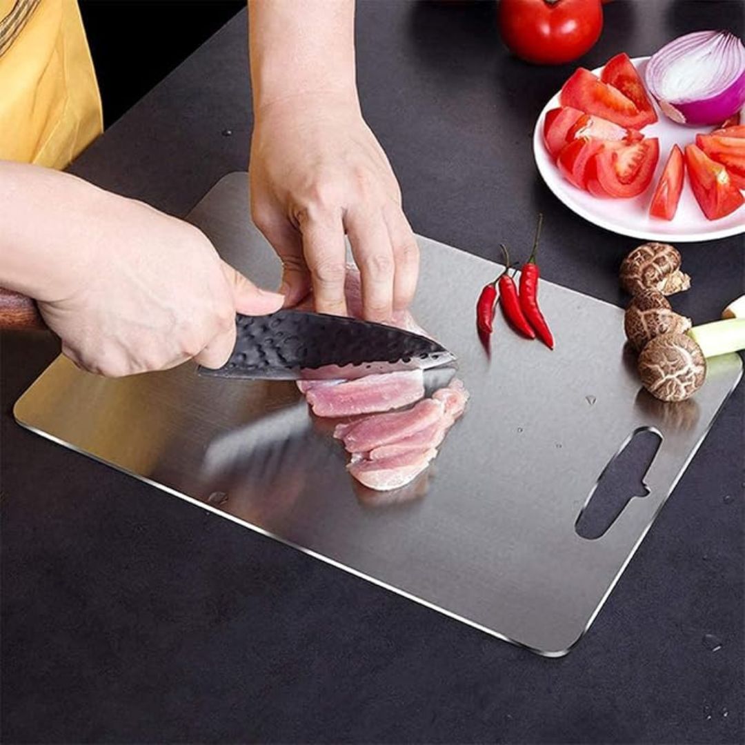 "Planche à découper en titane robuste, surface élégante et hygiénique pour cuisine moderne, anti-odeur et durable."