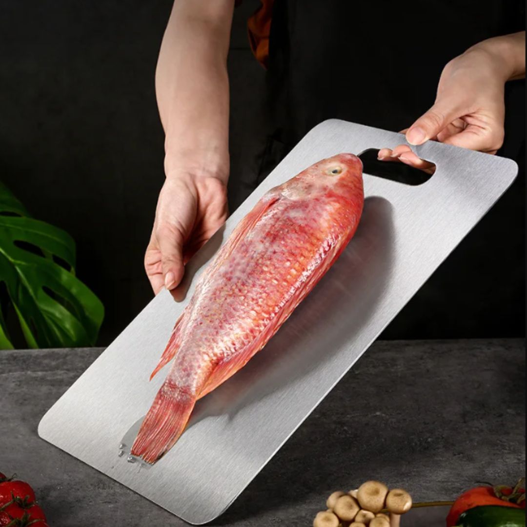 "Planche à découper en titane robuste, surface élégante et hygiénique pour cuisine moderne, anti-odeur et durable."