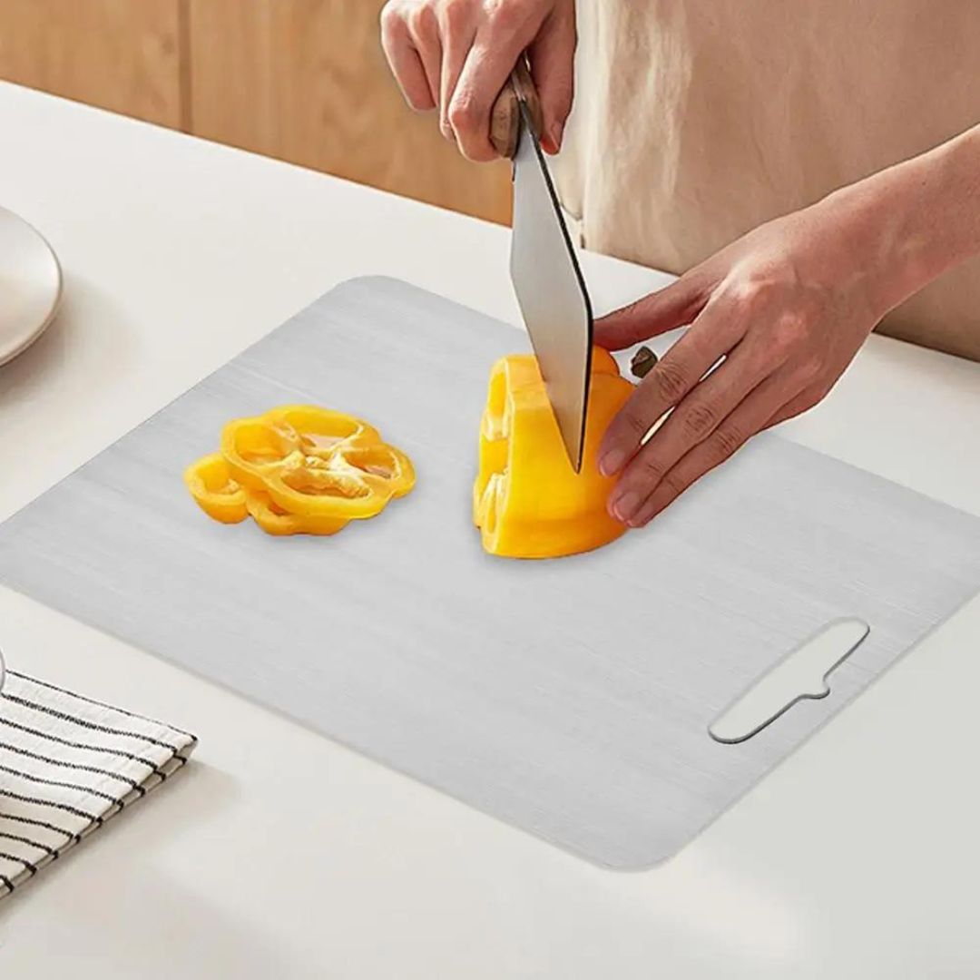"Planche à découper en titane robuste, surface élégante et hygiénique pour cuisine moderne, anti-odeur et durable."