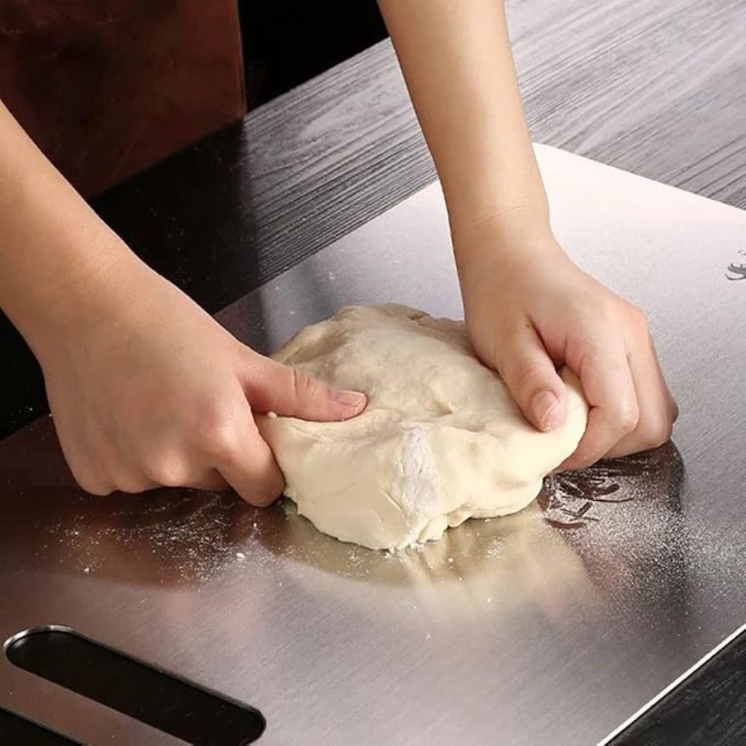 "Planche à découper en titane robuste, surface élégante et hygiénique pour cuisine moderne, anti-odeur et durable."