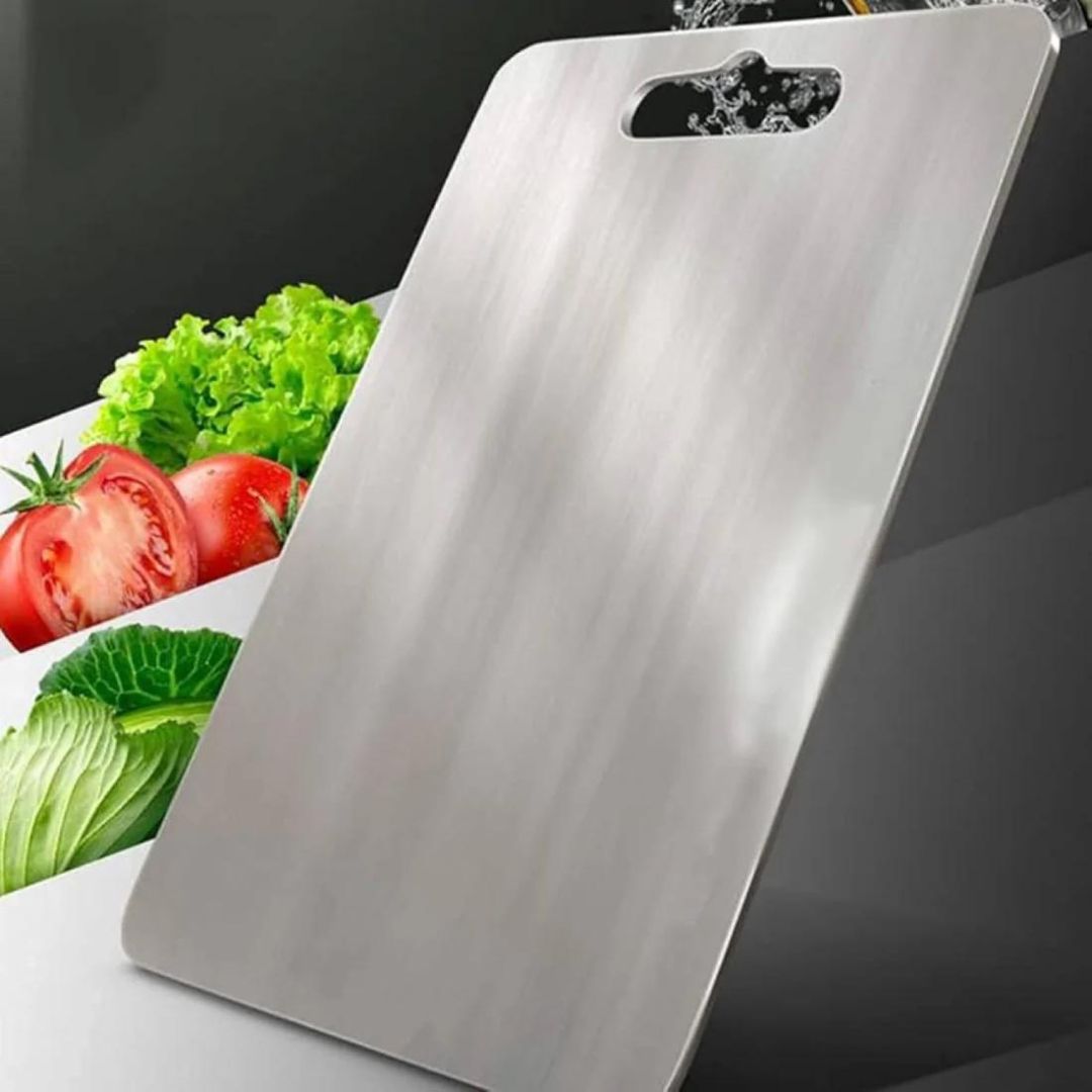 "Planche à découper en titane robuste, surface élégante et hygiénique pour cuisine moderne, anti-odeur et durable."