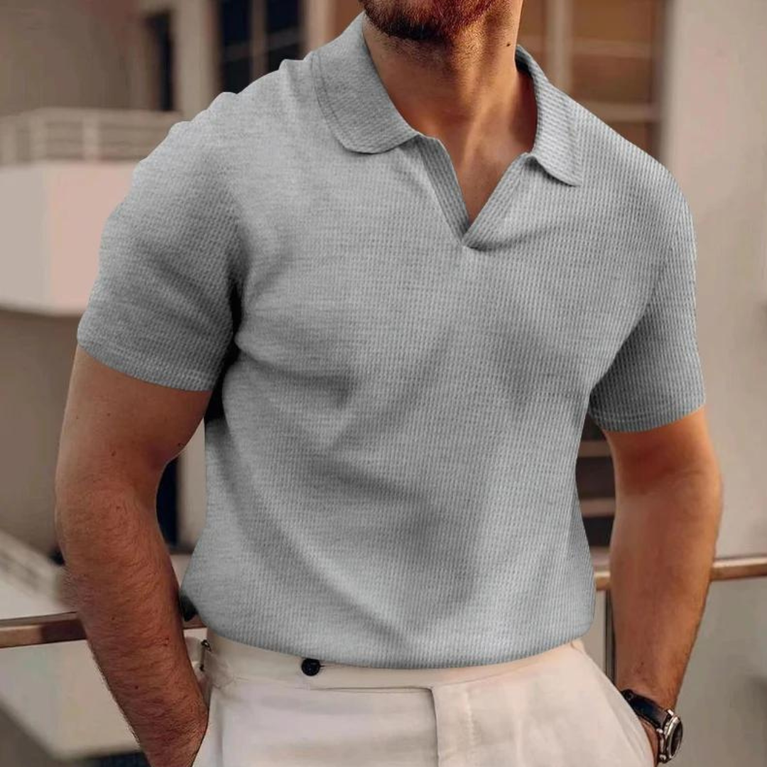 "Polo classique d'été pour homme, léger et respirant, parfait pour un style chic sous la chaleur estivale."