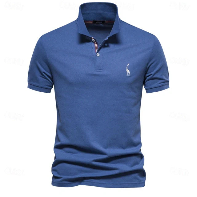 "Polo d'été homme bleu, léger et respirant, coupe moderne pour confort et style lors des chaudes journées."