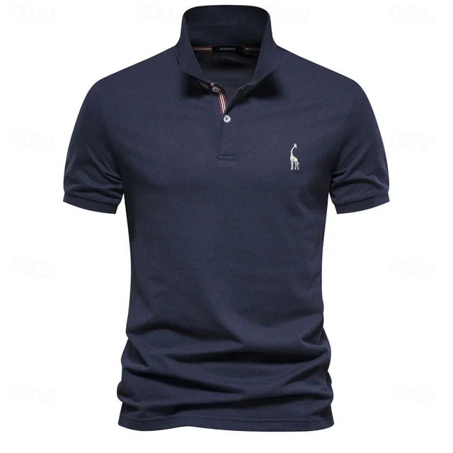 "Polo d'été homme bleu, léger et respirant, coupe moderne pour confort et style lors des chaudes journées."