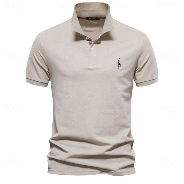 "Polo d'été homme bleu, léger et respirant, coupe moderne pour confort et style lors des chaudes journées."