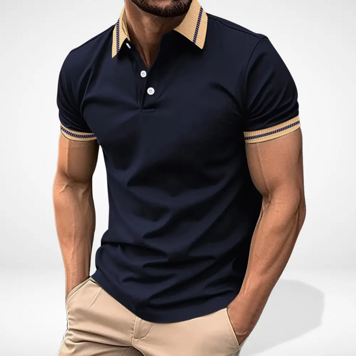 "Polo homme manches courtes col contrasté, design élégant, idéal pour un style casual chic estival."