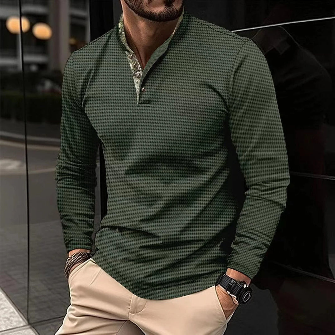 "Polo homme manches longues vert armée, élégant et confortable avec col coloré, idéal pour toutes occasions."