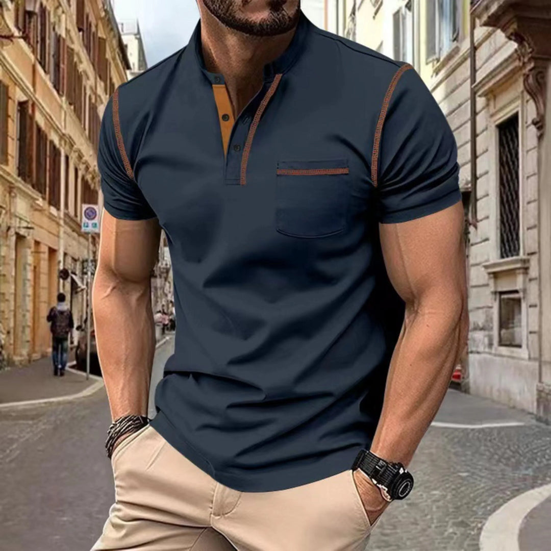 "Polo homme moderne bleu, design intemporel avec boutons, tissu confortable, parfait pour élégance décontractée au quotidien.