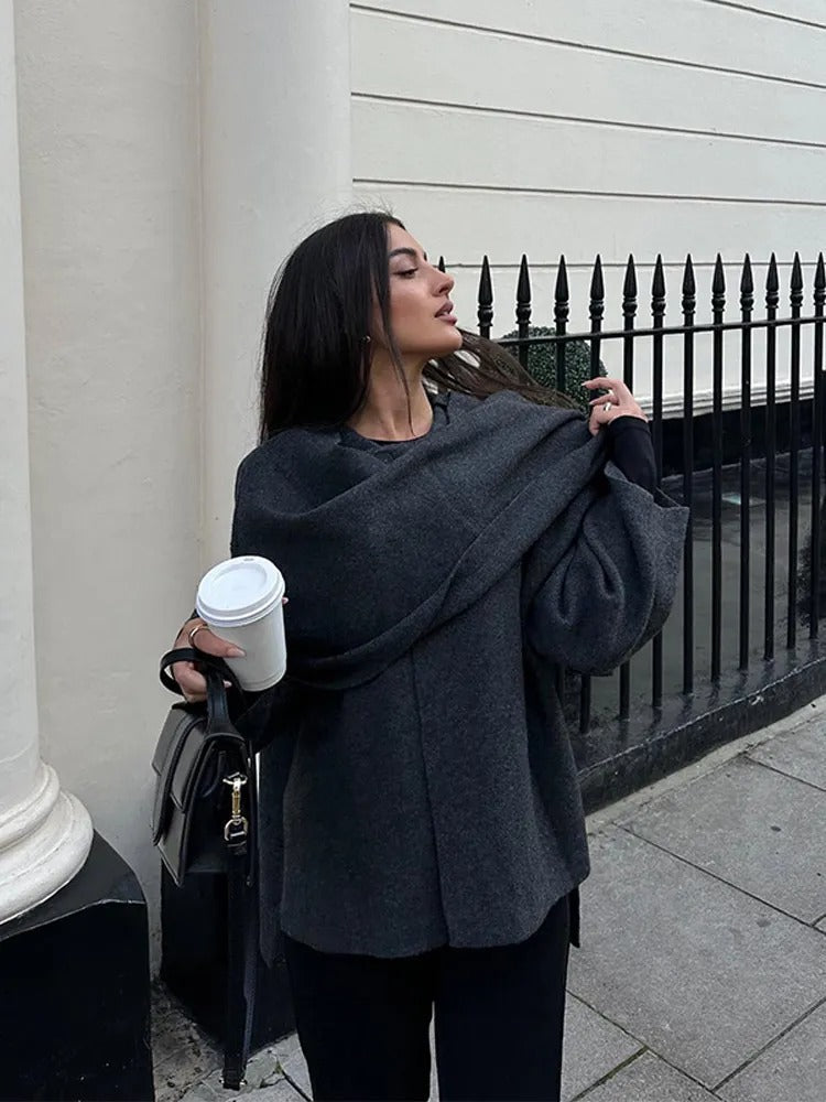 "Poncho femme en laine gris foncé avec design asymétrique, élégant et chaud, idéal pour l'hiver, vue complète."
