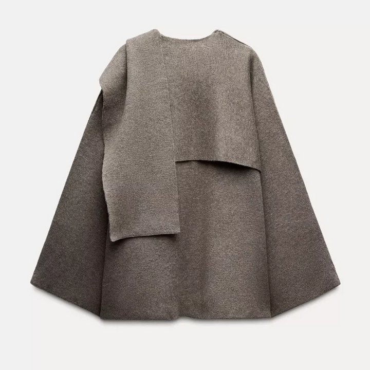 "Poncho femme en laine gris foncé avec design asymétrique, élégant et chaud, idéal pour l'hiver, vue complète."