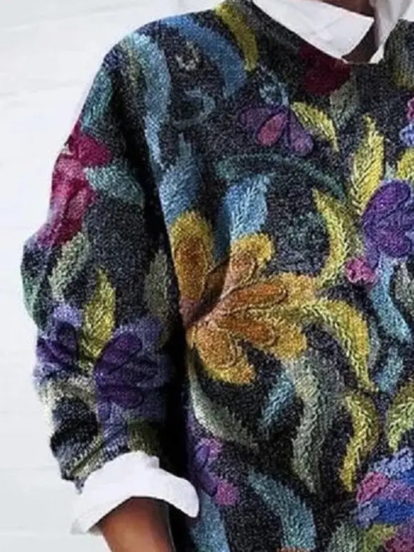 "Pull chic naturel avec motif floral délicat, coton mélangé, coupe flatteuse, idéal pour élégance quotidienne féminine."