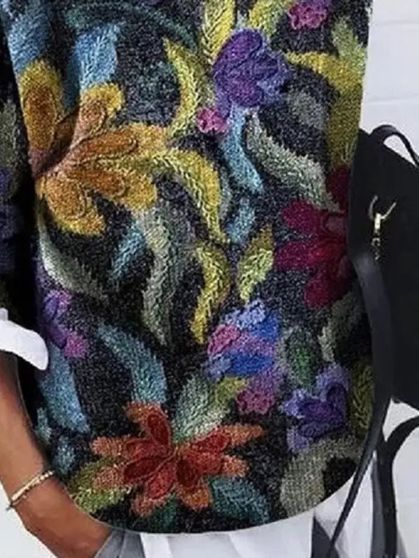 "Pull chic naturel avec motif floral délicat, coton mélangé, coupe flatteuse, idéal pour élégance quotidienne féminine."