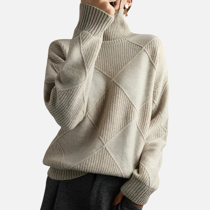 "Pull en cachemire col roulé, motifs losanges, luxe chic, touche soyeuse, idéal temps frais, coupe ample et chaude, homme."