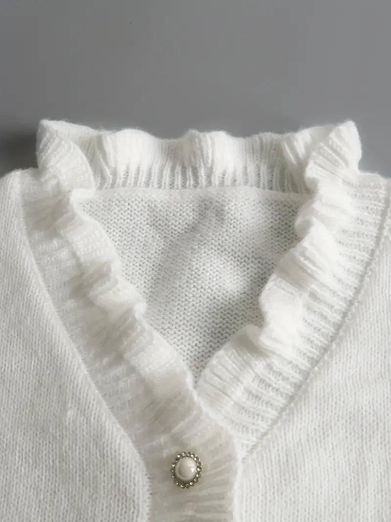 "Pull femme printemps col V en coton blanc, coupe ajustée élégante et légère, idéal pour tenues décontractées ou habillées."
