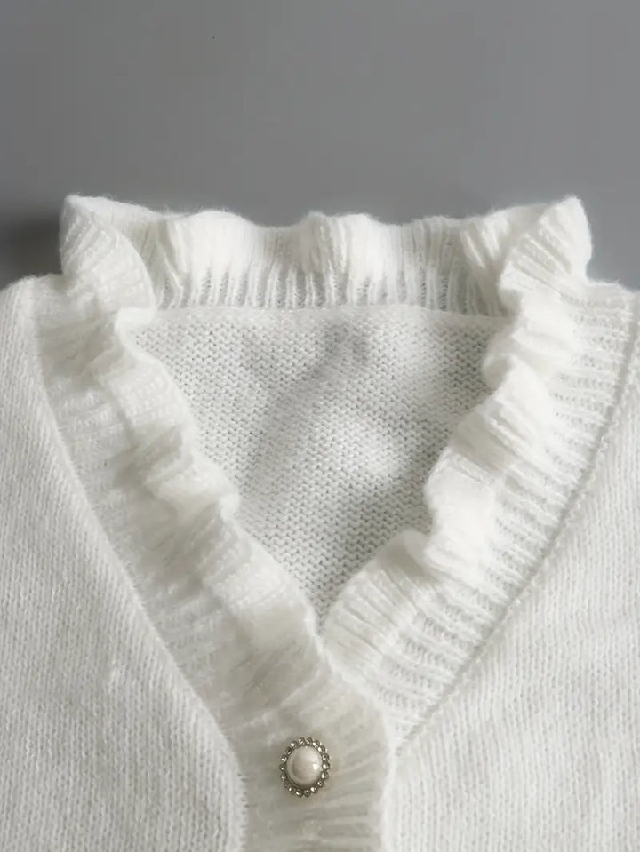 "Pull femme printemps col V en coton blanc, coupe ajustée élégante et légère, idéal pour tenues décontractées ou habillées."