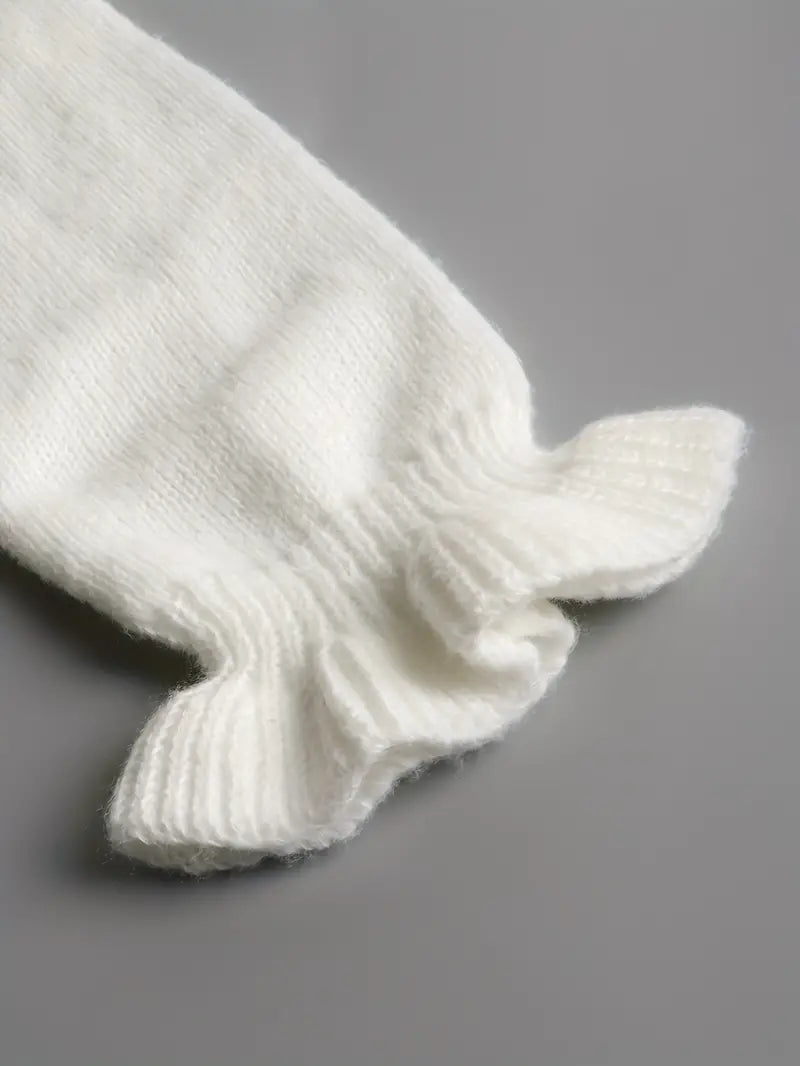 "Pull femme printemps col V en coton blanc, coupe ajustée élégante et légère, idéal pour tenues décontractées ou habillées."