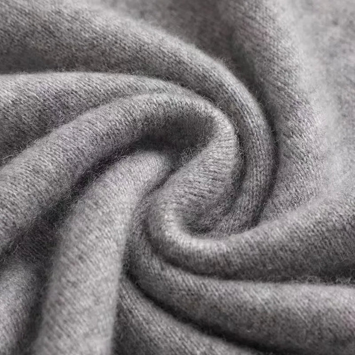 "Pull homme classique en cachemire et coton, col rond, style épuré, couleur beige, parfait pour l'automne sophistiquée."