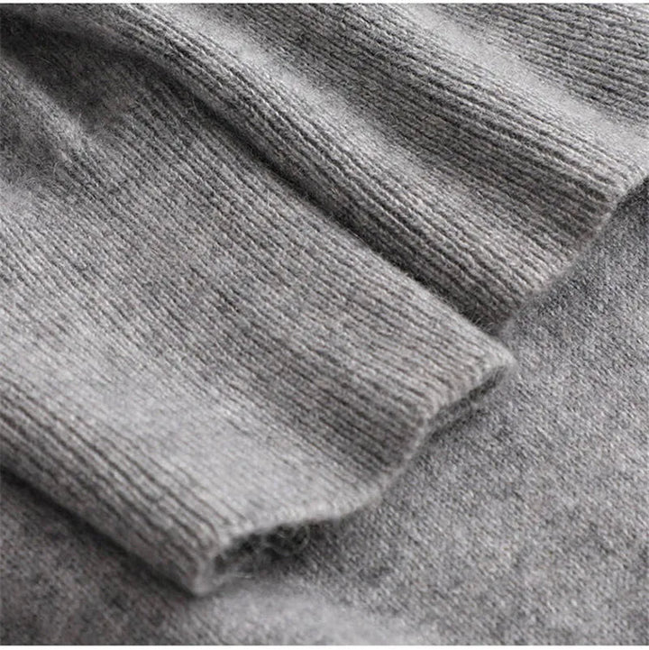 "Pull homme classique en cachemire et coton, col rond, style épuré, couleur beige, parfait pour l'automne sophistiquée."