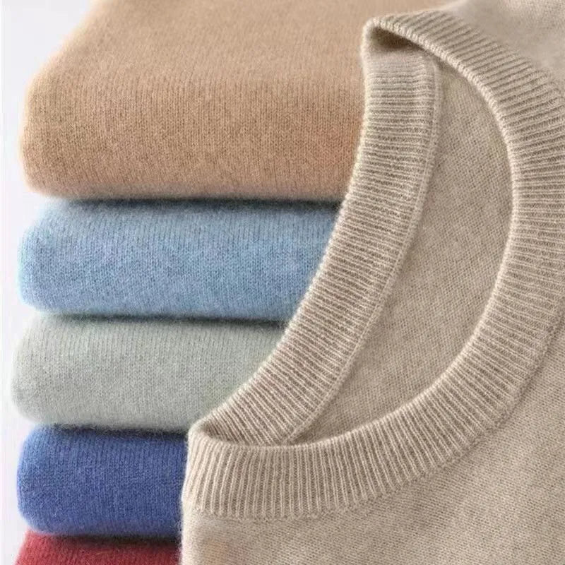 "Pull homme classique en cachemire et coton, col rond, style épuré, couleur beige, parfait pour l'automne sophistiquée."