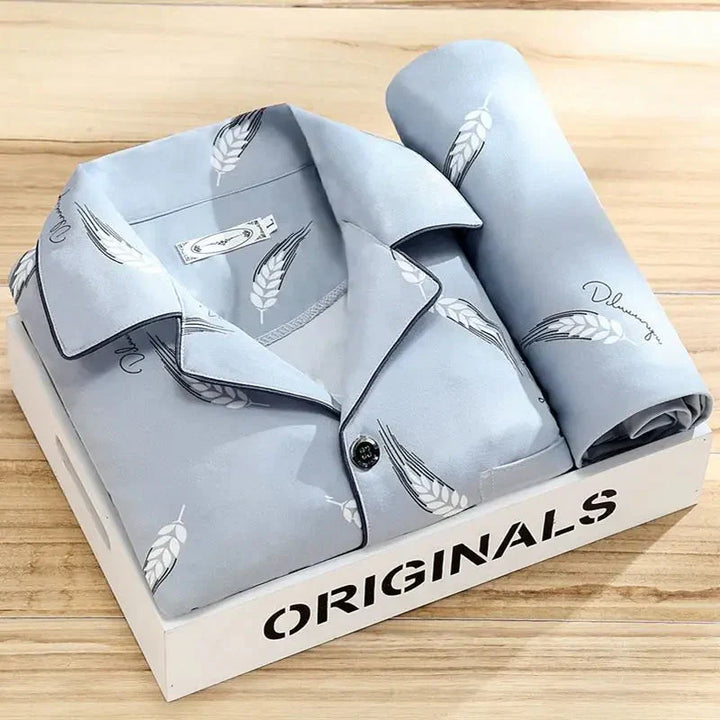 "Pyjama élégant deux pièces pour femmes avec chemise à boutons et pantalon assorti, tissu doux et léger, style intemporel."