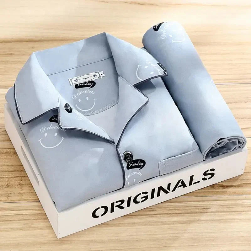 "Pyjama élégant deux pièces pour femmes avec chemise à boutons et pantalon assorti, tissu doux et léger, style intemporel."