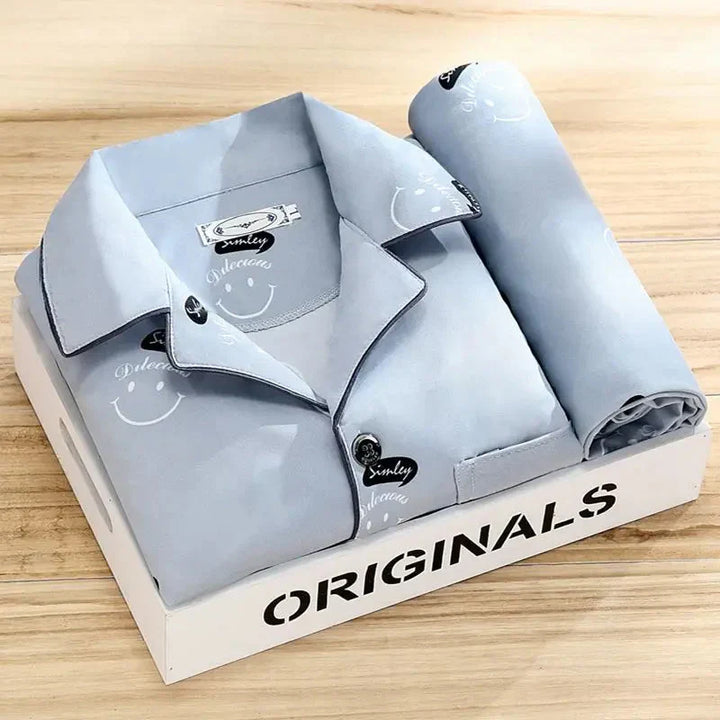 "Pyjama élégant deux pièces pour femmes avec chemise à boutons et pantalon assorti, tissu doux et léger, style intemporel."