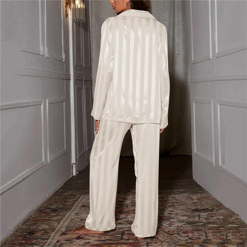 Pyjama en soie élégant pour femmes, luxe et confort, tissu soyeux, couleur douce, idéal pour un sommeil raffiné et apaisant.