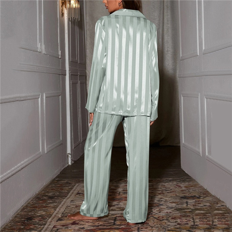 Pyjama en soie élégant pour femmes, luxe et confort, tissu soyeux, couleur douce, idéal pour un sommeil raffiné et apaisant.