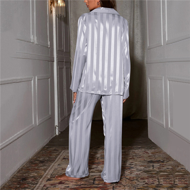 Pyjama en soie élégant pour femmes, luxe et confort, tissu soyeux, couleur douce, idéal pour un sommeil raffiné et apaisant.