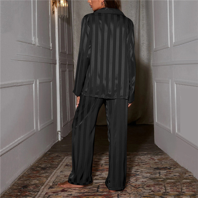 Pyjama en soie élégant pour femmes, luxe et confort, tissu soyeux, couleur douce, idéal pour un sommeil raffiné et apaisant.