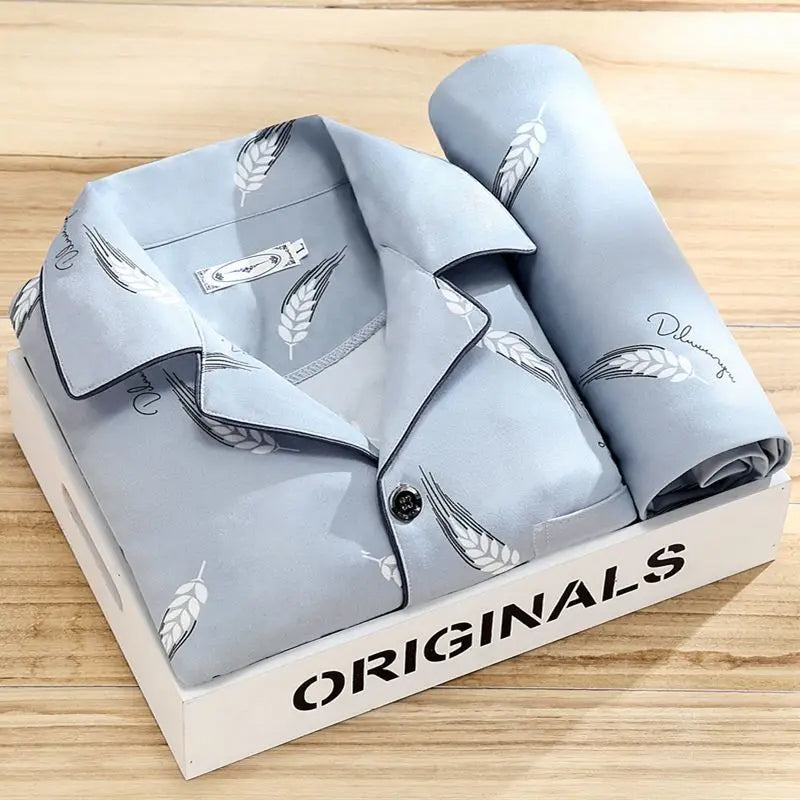 "Pyjama rayé élégant pour homme, design moderne, confort optimal, tissus doux, idéal pour soirées fraîches"