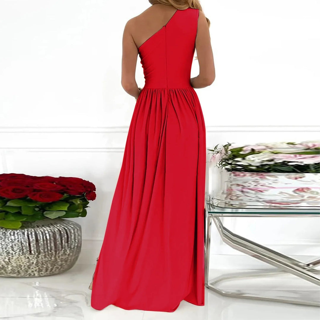 "Robe asymétrique élégante noire avec fente haute, coupe moderne, pour occasions spéciales, tissu confortable et chic."